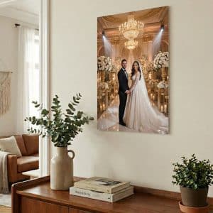 Elegante wandprint van een bruidspaar in een luxe trouwzaal, hangend boven een houten dressoir met planten in een warm en modern interieur, Jaweed Studio.